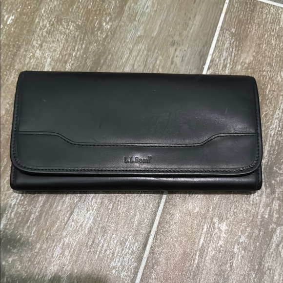L.L. Bean Handbags - L.L. Bean unisex Black Leather travel Wallet